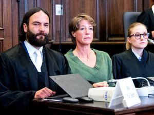 Christina Block (M), deutsche Gastronomin und Unternehmerin, sitzt im Landgericht im Prozess wegen mutmaßlicher Kindesentführung zwischen ihren Anwälten Ingo Bott (l) und Paula Wlodarek (r) im Gerichtssaal. 