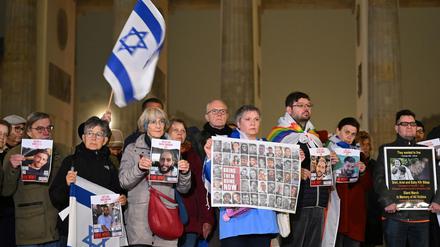 Menschen versammeln sich für eine Namenslesung der Opfer vor dem Brandenburger Tor zum zweiten Jahrestag des Hamas-Angriffs auf Israel.