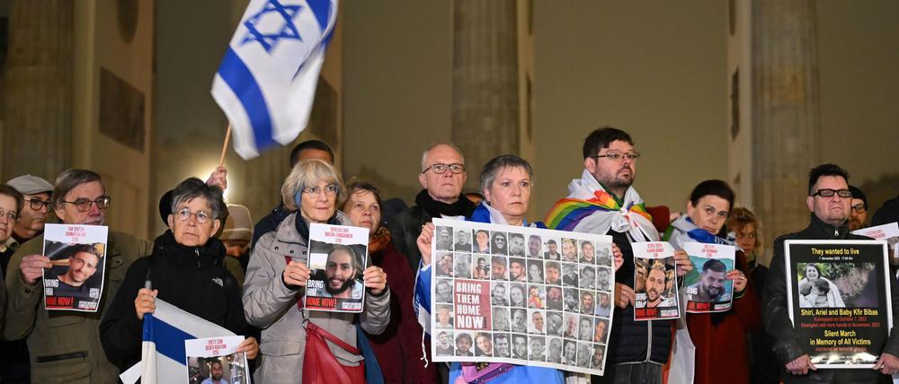 Menschen versammeln sich für eine Namenslesung der Opfer vor dem Brandenburger Tor zum zweiten Jahrestag des Hamas-Angriffs auf Israel.