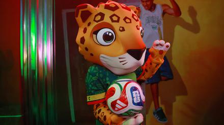 WM-Maskottchen Zayu stellt den offiziellen Spielball Trionda vor. 