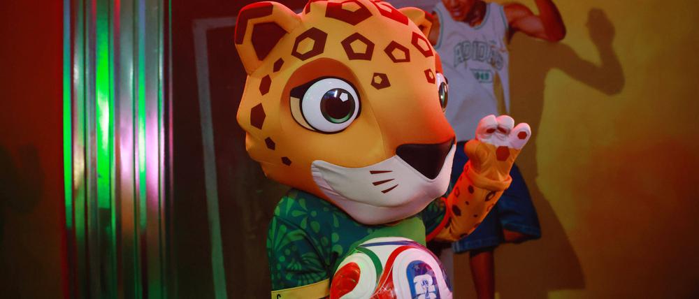 WM-Maskottchen Zayu stellt den offiziellen Spielball Trionda vor. 