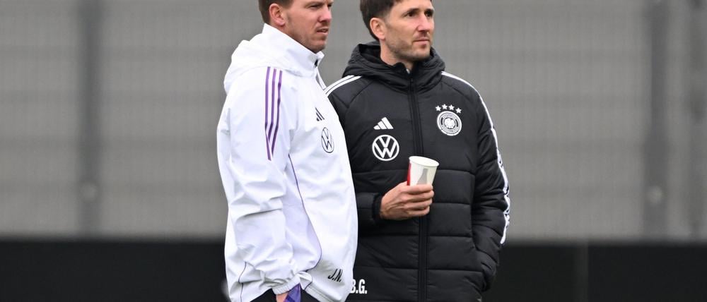 Bundestrainer Nagelsmann (l.) beobachtet das Training der Nationalmannschaft. 