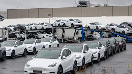 Auf dem Werksgelände der Tesla Gigafactory Berlin-Brandenburg werden Autotransporter mit neuen Elektrofahrzeugen vom Typ Tesla Model Y beladen. Bald soll hier auch ein modifiziertes, günstigeres Model Y vom Band laufen.