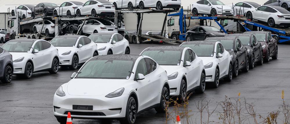 Auf dem Werksgelände der Tesla Gigafactory Berlin-Brandenburg werden Autotransporter mit neuen Elektrofahrzeugen vom Typ Tesla Model Y beladen. Bald soll hier auch ein modifiziertes, günstigeres Model Y vom Band laufen.