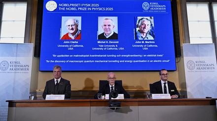 Den Nobelpreis für Physik erhalten 2025 die Quantenphysiker John Clarke, Michel Devoret und John Martinis. 