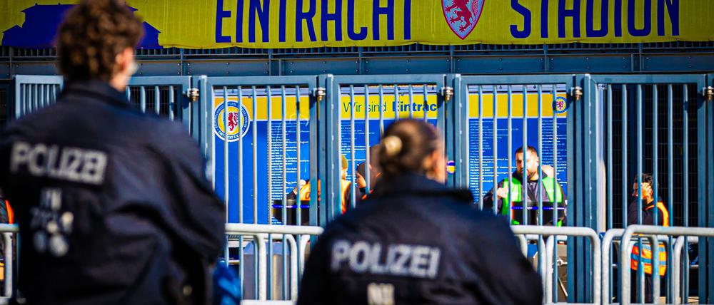 Beim Derby zwischen Braunschweig und Hannover soll es keine personalisierten Tickets geben.