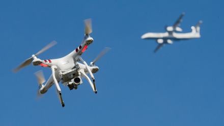 Nachdem es europaweit mehr Drohnensichtungen in Bereichen der kritischen Infrastruktur gegeben hat, reagiert Bayern mit einer Novelle des Polizeiaufgabengesetzes. (Symbolbild)