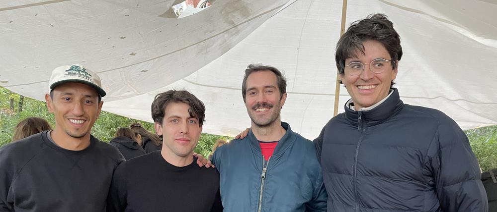 Nachbarschaftsessen auf dem Winterfeldtplatz in Schöneberg. Zu sehen sind Javier Orozco Uribe, Marcel Piotrowski, Jan-Niklas Schmidt und Oliver Leopold Steiner (von links nach rechts).