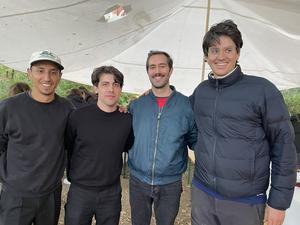 Nachbarschaftsessen auf dem Winterfeldtplatz in Schöneberg. Zu sehen sind Javier Orozco Uribe, Marcel Piotrowski, Jan-Niklas Schmidt und Oliver Leopold Steiner (von links nach rechts).