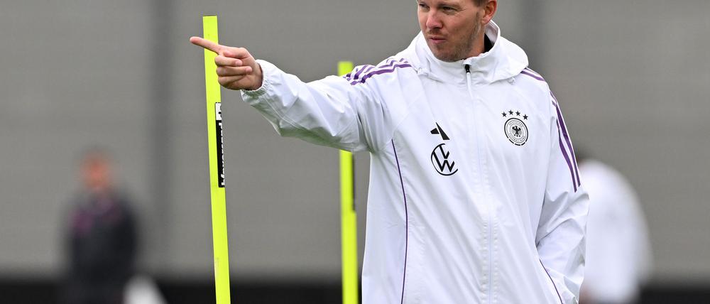 Da geht's lang zur WM: Julian Nagelsmann beim Training in Herzogenaurach.
