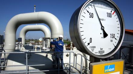 Bundeswirtschaftsministerium, Bundesnetzagentur und Gashändler bewerten die Gasversorgung aktuell als stabil. Forschende warnen jedoch, dass die Speicher angesichts ihres niedrigen Füllstands weiter genau beobachtet werden müssen. 