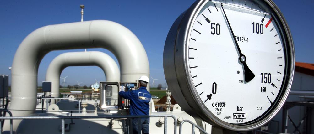 Bundeswirtschaftsministerium, Bundesnetzagentur und Gashändler bewerten die Gasversorgung aktuell als stabil. Forschende warnen jedoch, dass die Speicher angesichts ihres niedrigen Füllstands weiter genau beobachtet werden müssen. 