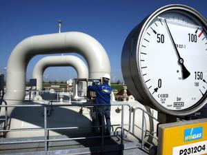 Bundeswirtschaftsministerium, Bundesnetzagentur und Gashändler bewerten die Gasversorgung aktuell als stabil. Forschende warnen jedoch, dass die Speicher angesichts ihres niedrigen Füllstands weiter genau beobachtet werden müssen. 