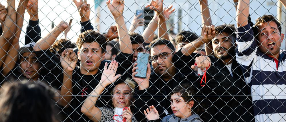 Bewohner des Flüchtlingslagers reagieren sehr emotional und mit „Germany“-Rufen auf den Besuch von Bundespräsident Steinmeier bei der Registrierungs- und Aufnahmeeinrichtung für Geflüchtete in Malakasa, nördlich von Athen.
