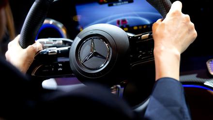Mercedes-Benz hat erneut weniger Fahrzeuge verkauft. (Archivbild)