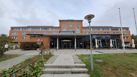 Blick auf den Haupteingang der Park-Klinik Weißensee.