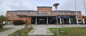 Blick auf den Haupteingang der Park-Klinik Weißensee.