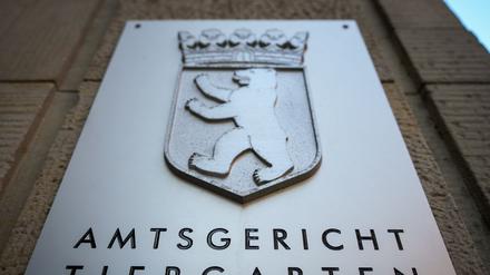 Ein mutmaßlicher Seriendieb, der in 47 Fällen Teile von Löschwasser-Steigleitungen demontiert haben soll, steht vor Gericht. (Archivbild) 