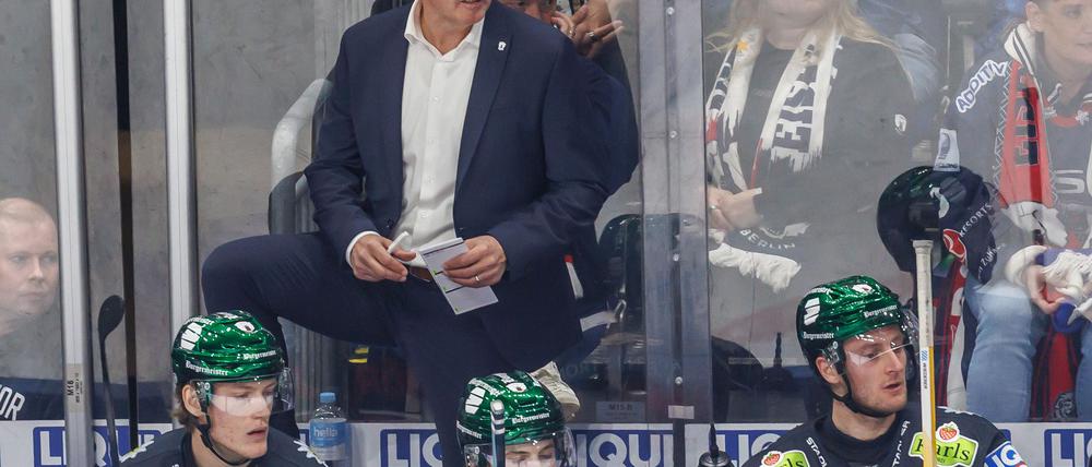 Eisbären-Trainer Serge Aubin muss auf Neuzugang Khodorenko verzichten.