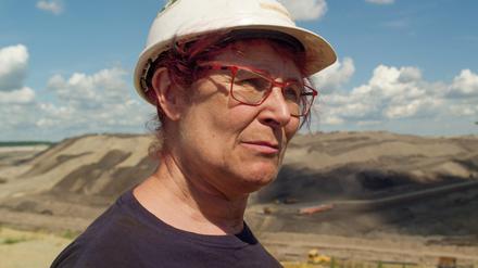 Silke Butzlaff hat im Tagebau gearbeitet, im Dokumentarfilm „Stolz und Eigensinn“ von Gerd Kroske berichtet sie darüber. 
