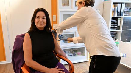 Brandenburgs Gesundheitsministerin Britta Müller ließ sich vorbildlich gegen Grippe impfen.