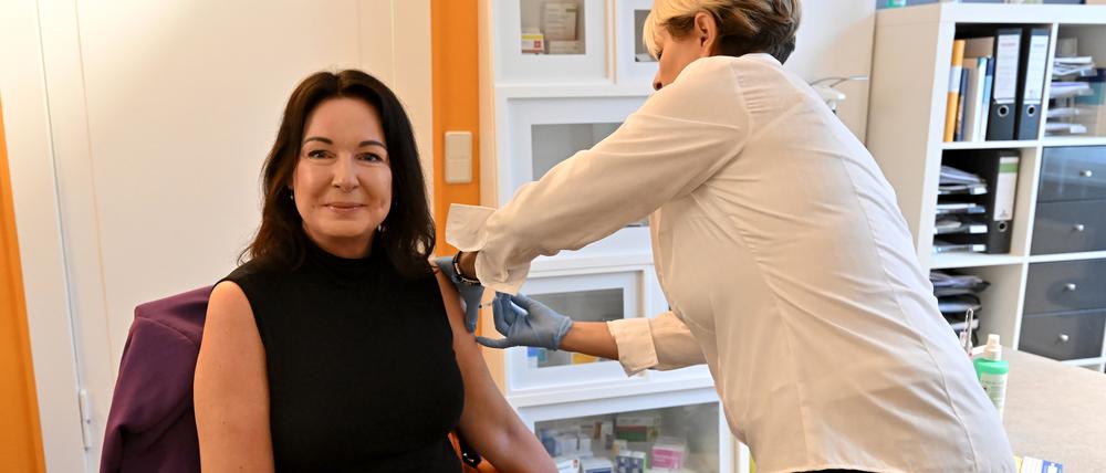 Brandenburgs Gesundheitsministerin Britta Müller ließ sich vorbildlich gegen Grippe impfen.