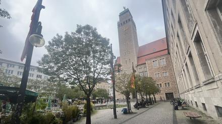 Am Rathaus Neukölln wurde zum Gedenken am 7. Oktober keine israelische Flagge gehisst.