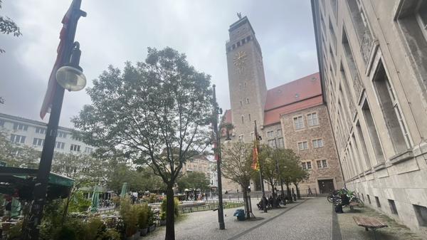 Am Rathaus Neukölln wurde zum Gedenken am 7. Oktober keine israelische Flagge gehisst.