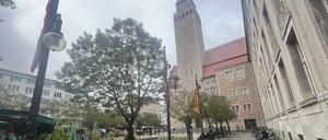 Am Rathaus Neukölln wurde zum Gedenken am 7. Oktober keine israelische Flagge gehisst.