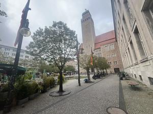 Am Rathaus Neukölln wurde zum Gedenken am 7. Oktober keine israelische Flagge gehisst.