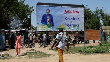 Seine erneute Kandidatur hat Biya auf der Plattform X angekündigt. In den Straßen hängen seine Wahlplakate.