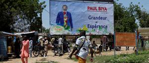 Seine erneute Kandidatur hat Biya auf der Plattform X angekündigt. In den Straßen hängen seine Wahlplakate.