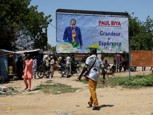 Seine erneute Kandidatur hat Biya auf der Plattform X angekündigt. In den Straßen hängen seine Wahlplakate.