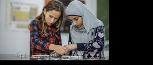 Zwei Schulmädchen (Symbolbild).