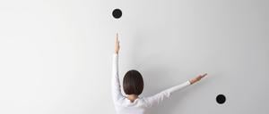 Viele Frauen im gebärfähigen Alter leiden in einigen Phasen ihres Zyklus unter Beschwerden, sind dafür in anderen Phasen besonders leistungsfähig. Darauf könnten Arbeitnehmerinnen und Arbeitgeber sich besser einstellen. 