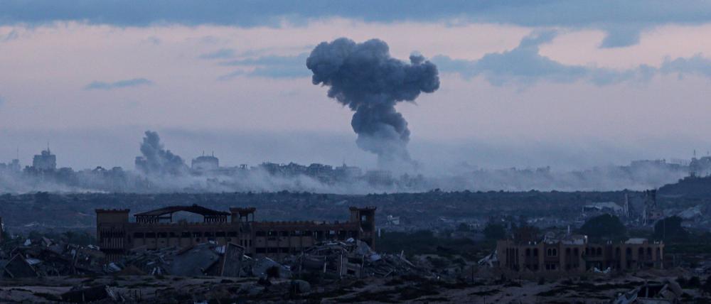 Nach einer Reihe israelischer Luftangriffe steigt Rauch über dem südlichen Teil der Stadt Gaza auf (Symbolbild).