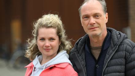 Leonie Winkler (Cornelia Gröschel) und Peter Michael Schnabel (Martin Brambach) ermitteln nach dem Abschied der Kollegin Karin Gorniak (Karin Hanczewski) im Dresdner Tatort „Siebenschläfer“ alleine.