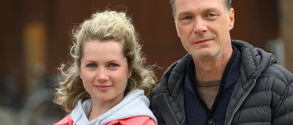 Leonie Winkler (Cornelia Gröschel) und Peter Michael Schnabel (Martin Brambach) ermitteln nach dem Abschied der Kollegin Karin Gorniak (Karin Hanczewski) im Dresdner Tatort „Siebenschläfer“ alleine.
