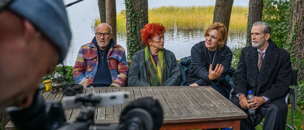 „Heimsuchung“ ist nicht die erste Literaturverfilmung von Volker Schlöndorff (ganz links im Bild).