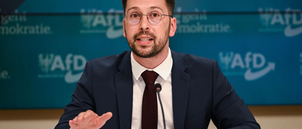 Der Parlamentarische Geschäftsführer der AfD-Fraktion, Dennis Hohloch, kündigte an, dass die AfD über ein eigenes Meldeportal Gewaltvorfällen an Schulen nachgehen will. 