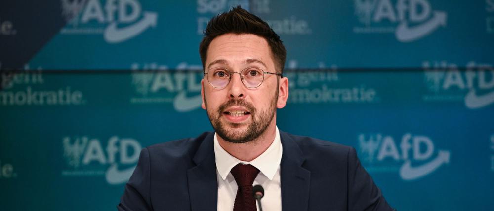 Der Parlamentarische Geschäftsführer der AfD-Fraktion, Dennis Hohloch, kündigte an, dass die AfD über ein eigenes Meldeportal Gewaltvorfällen an Schulen nachgehen will. 