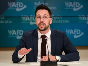 Der Parlamentarische Geschäftsführer der AfD-Fraktion, Dennis Hohloch, kündigte an, dass die AfD über ein eigenes Meldeportal Gewaltvorfällen an Schulen nachgehen will. 