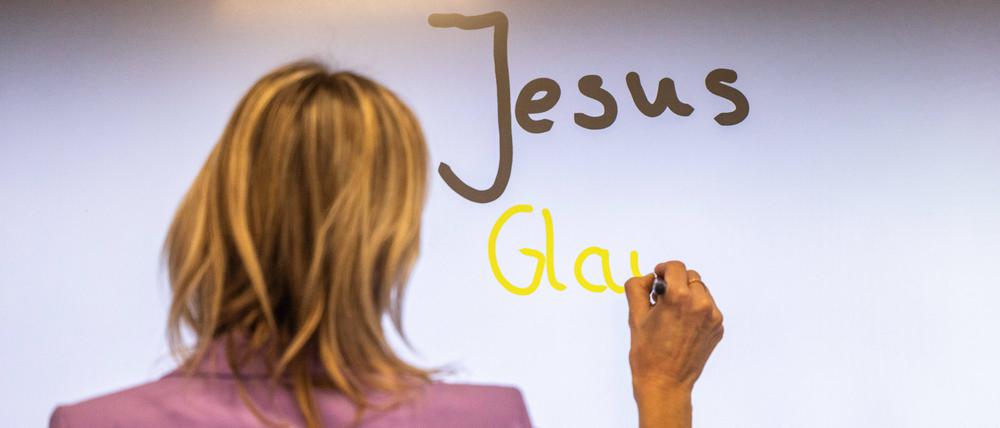 Die Zahl der Schüler, die christlichen Religionsunterricht belegen, sinkt seit Jahren.