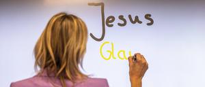 Die Zahl der Schüler, die christlichen Religionsunterricht belegen, sinkt seit Jahren.