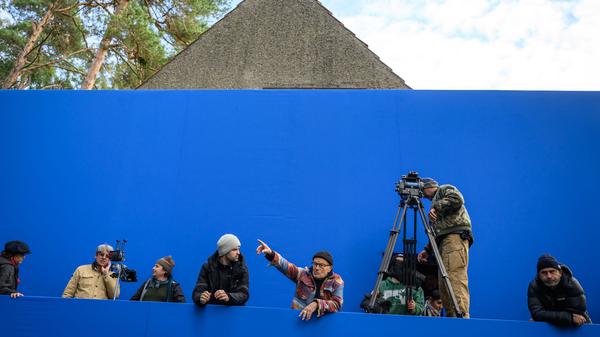 Regisseur Volker Schlöndorff dirigiert Dreharbeiten für einen Kinofilm, an dem auch das Studio Babelsberg beteiligt ist.