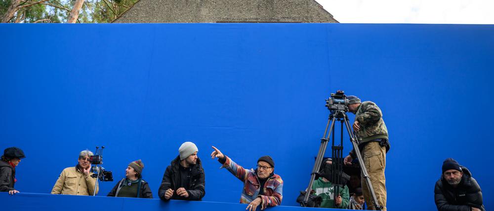 Regisseur Volker Schlöndorff dirigiert Dreharbeiten für einen Kinofilm, an dem auch das Studio Babelsberg beteiligt ist.