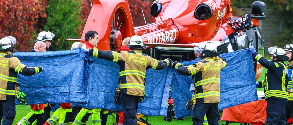 Mit einem Rettungshubschrauber wird die schwer verletzte Iris Stalzer ins Krankenhaus geflogen.