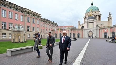 Sergej Netschajew, Russlands Botschafter, im Innenhof des Landtages