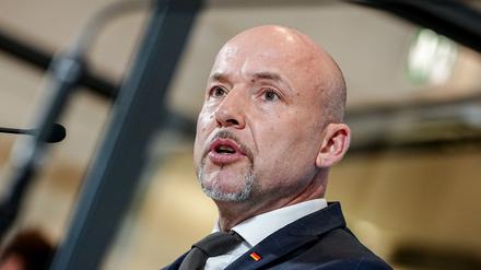 Alexander Hoffmann, CSU-Landesgruppenchef, gibt zu Beginn der Sitzung seiner Bundestagsfraktion eine Pressekonferenz.