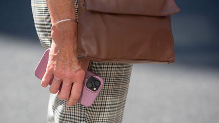 Immer wieder werden Passanten in London die Smartphones aus der Hand gerissen. (Symbolbild)